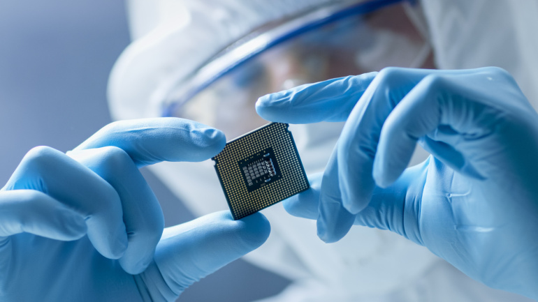 A network operator, Vodafone, along with Salience Labs and iPronics, is progressing the field of open RAN with silicon photonic chips.