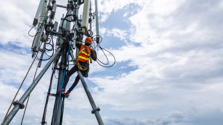 Digital Infrastructure Minister, Julia Lopez, wrote a letter to fixed-line operators, addressing the issue of installing new telegraph poles.