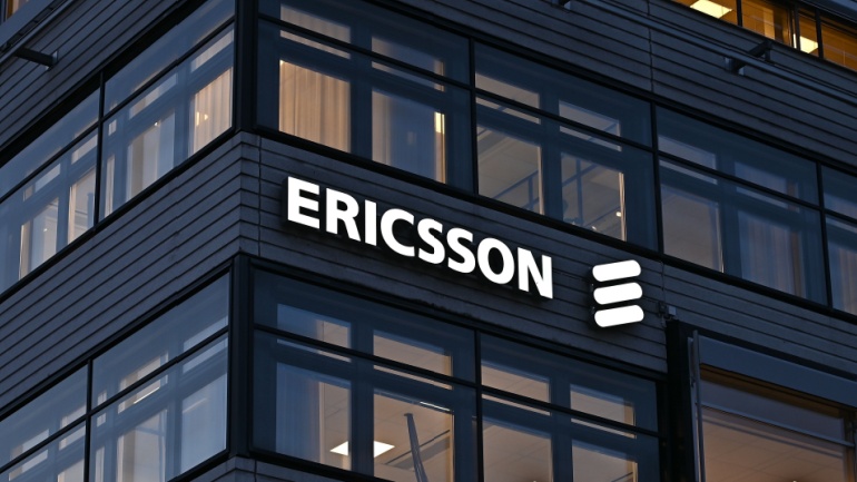 With a 14% dip in sales, attributed to a 19% plunge in Network sales, Ericsson has remarkably achieved an expansion in gross margin to 42.7%.