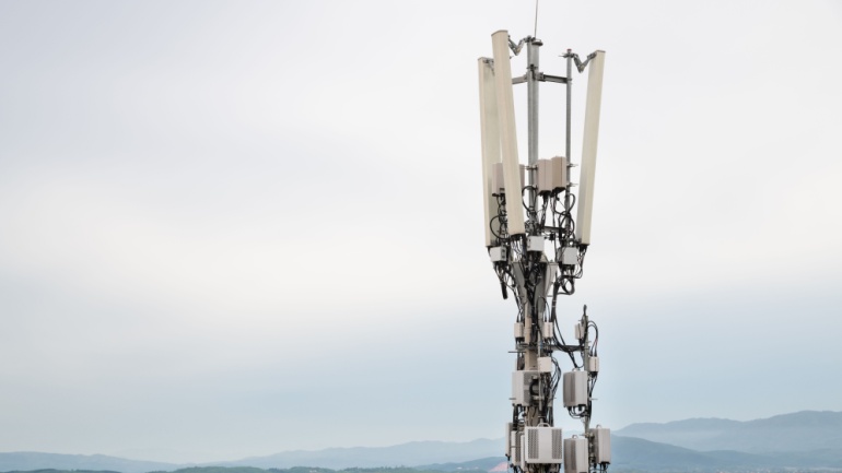Spain's top 3 mobile operators have struck a deal to share spectrum in the 700 MHz band, aiming to improve rural coverage.