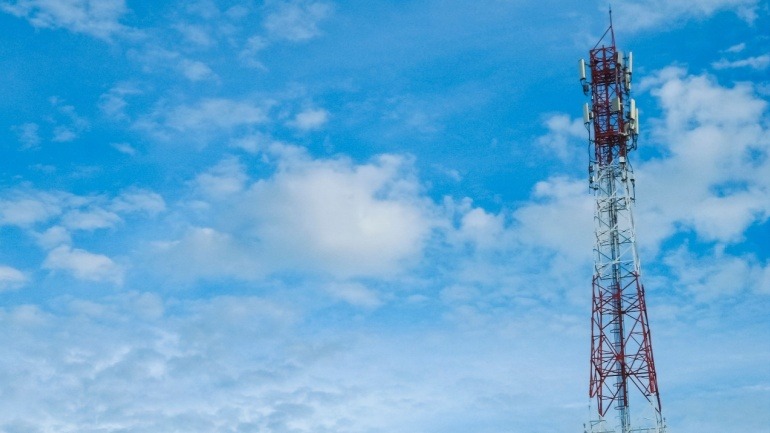 SoftBank is taking a fresh look at the prospects of floating mobile towers with a $15 million investment in the US-based startup, Sceye.