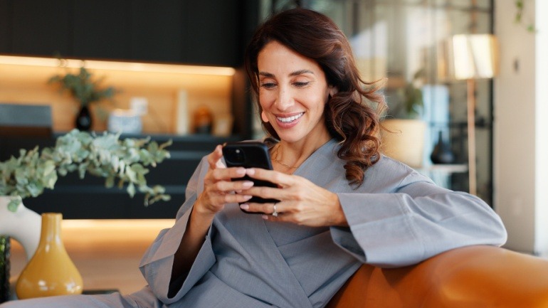 UK communications regulator Ofcom has announced a reduction in annual licence fees for mobile spectrum use in the 900 MHz and 1800 MHz bands.